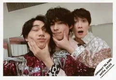 【中古】生写真(ジャニーズ) ジャニーズJr./松田元太・松村北斗・渡辺翔太/横型・バストアップ・衣装白・紫・左手頬・松田目閉じ・センター松村/Johnnys’ ISLAND セルフィー 2020/公式生写真