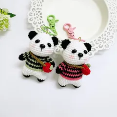 パンダあみぐるみキーホルダー　編みぐるみ　パンダ　グリーン　ピンク　毛糸　小物　バッグチャーム　バッグアクセサリー　ハンドメイド　手作りもの　かぎ針編み　贈り物　プレゼント