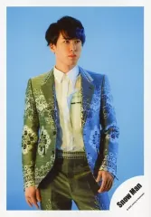 【中古】生写真(ジャニーズ) Snow Man/宮舘涼太/膝上・衣装グレー・白・両手下・目線右・背景水色/シングル「D.D. / Imitation Rain」MV＆ジャケ写オフショット/公式生写真