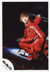 【中古】生写真(ジャニーズ) Kis-My-Ft2/北山宏光/ライブフォト・全身・衣装赤・しゃがみ・左手マイク・右手手すり/公式生写真