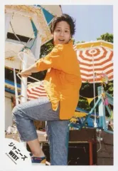 【中古】生写真(ジャニーズ) ジャニーズWEST/桐山照史/膝上・衣装黄・両手手すり・背中見せ・振り向き・左足上げ・背景野外/『人生は素晴らしい』PV＆ジャケ写撮影/公式生写真