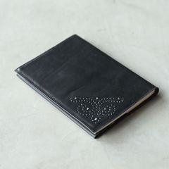 本革 ブックカバー 文庫本サイズ　飾り穴がお洒落【ブラックレザー】【送料無料】　黒