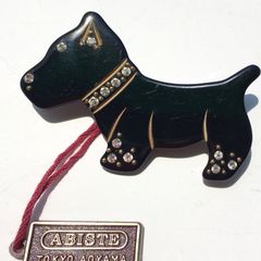 アビステ　ドッグブローチ　犬ブローチ　黒犬