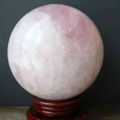 ローズクォーツ 丸玉 スフィア 大玉 150mm超 3キロ超 置物 天然石 恋愛運 プレゼント 新築祝い 贈り物 紅水晶 クォーツ 恋愛運アップ 大玉水晶 ピンククォーツ 自己愛 自分を大切にできる石 ストーン  穏やかなエネルギー