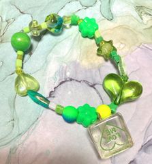 グリーンのアクリルビーズのLOVE MEブレスレット