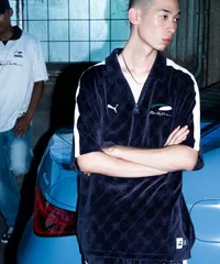 【8月30日発売】新品 PUMA プーマ 半袖 シャツ メンズ PUMA × BlackEyePatch OVAL ロゴ モノグラム ベロア 半袖 トップ 636075