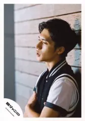 【中古】生写真(ジャニーズ) 関ジャニ∞/錦戸亮/バストアップ・衣装白黒・左手胸元・目線左・口開け/公式生写真