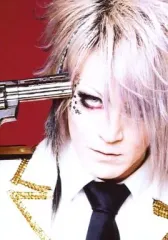 【中古】生写真(男性) SOMATIC GUARDIAN/RYO/顔アップ・衣装白・右手銃・背景赤/公式生写真