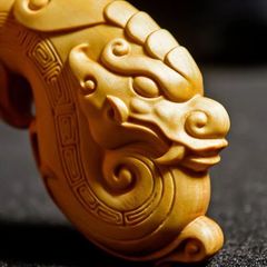柘植彫刻 木彫り 神獣 貔貅 超可愛いヒキュウ オブジェ 根付 伝統的に細工物の材木として貴重とされる 仏教美術 - メルカリ