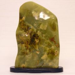翡翠の置物 ひすい 玉の原石 木製台座付き 天然石 緑石 鑑賞石 | Mercari