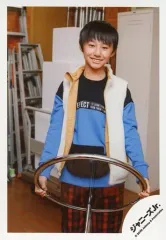 【中古】生写真(ジャニーズ) 関西ジャニーズJr./伊藤翔真/膝上・衣装青・白・赤・両手テーブル持ち・笑顔/「関ジュ 夢の関西アイランド 2020 in 京セラドーム大阪 ～遊びにおいでや!満足 100%～」グッズオフショット/公式生写真