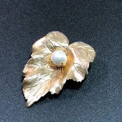 ビンテージ　ブローチ　モダンデザイン！　リーフ　パール　ゴールドクラシカル　ヴィンテージ　バッジ　ピンバッチ　レトロ　AKS284