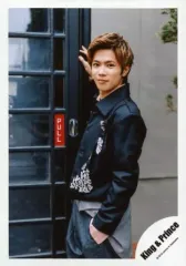 【中古】生写真(ジャニーズ) King ＆ Prince/神宮寺勇太/膝上・衣装黒・右手上げ・壁・左手ポケット・体左向き・後ろドア/アルバム「King ＆ Prince」MV＆ジャケ写オフショット/公式生写真