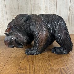熊の木彫り置物　小熊を咥えた熊