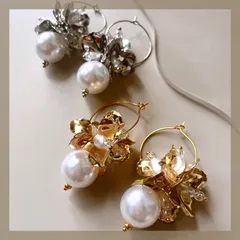 【ブライダル＆お呼ばれ＆普段使い】大粒パール×メタルフラワー/フープピアス イヤリング/バロックパール オーロラビーズ/ゴールド シルバー/大ぶり 華やか キラキラ 軽い 軽量/金属アレルギー対応 サージカルステンレス ニッケルフリー/春夏秋冬 お花 キレイめ