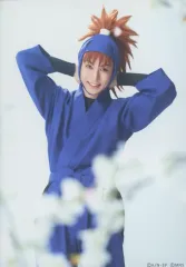 【中古】生写真(男性) 久下恭平(鉢屋三郎)/膝上・キャラクターショット/「ミュージカル『忍たま乱太郎』第14弾再演 五年生!対 六年生! ～お宝を探し出せ!!～」トレーディングブロマイド