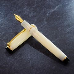 Pelikan 万年筆 M800 クリームブルー EF 18金ペン先 未使用品 - メルカリ