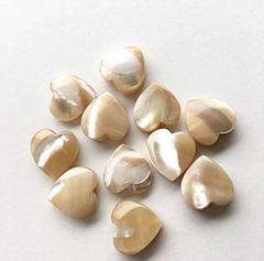 ✧高品質✧天然ベージュシェルカービングハートパーツ　10粒