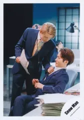 【中古】生写真(ジャニーズ) Snow Man/向井康二・渡辺翔太/膝上/シングル「Dangerholic」MV＆ジャケ写オフショット/公式生写真