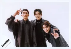 【中古】生写真(ジャニーズ) Snow Man/岩本照・目黒蓮・深澤辰哉/横型・上半身/シングル「タペストリー / W」MV＆ジャケ写オフショット/公式生写真