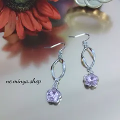 ♡ハンドメイドアクセサリー ツイストフープ ライトパープルフラワー型ジルコニア ピアス♡028