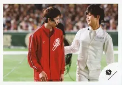 【中古】生写真(ジャニーズ) ジャニーズJr./岩崎大昇・菅田琳寧/ライブフォト・横型・上半身・衣装赤白・右側右手を左の子の背中・左側両手下・体正面/17春 中山優馬さん・ジャニーズJr.「ジャニーズ大運動会 2017」ライブフォト/公式生写真