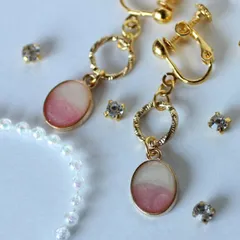 桜ピンクのサークルが揺れるノンホールピアス(イヤリング)(119)