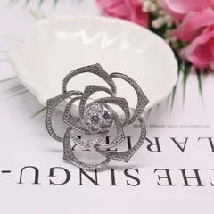 スワロフスキージルコンカメリア花ブローチ ダイモンド薔薇花コサージュ女性用 結婚式卒業式入学式発表会面接お祭り胸飾り　お誕生日記念日母の日クリスマスなどの女性への贈り物 ギフトケース付き