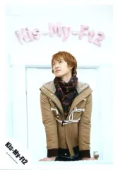 【中古】生写真(ジャニーズ) Kis-My-Ft2/宮田俊哉/上半身・衣装茶色・マフラー赤黒・両手下・目線左上/「Kis-My-Ft2 SNOW DOMEの約束 IN TOKYO DOME/OSAKA DOME」パンフレット撮影オフショット/公式生写真