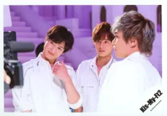 【中古】生写真(ジャニーズ) Kis-My-Ft2/集合(3人)/横型・上半身・衣装白・目線左・宮田首傾げ・左手曲げ・背景紫/シングル「君、僕。」MV＆ジャケ写オフショット/公式生写真 