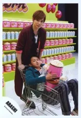【中古】生写真(ジャニーズ) 嵐/大野智・松本潤/松本衣装赤茶・大野カートに乗り.両手ポップコーン・カメラ目線・「ARASHI LIVE TOUR Popcorn」/公式生写真