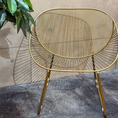 杢グレーファブリックと、木製フレームのオフィスチェア、アームレスト