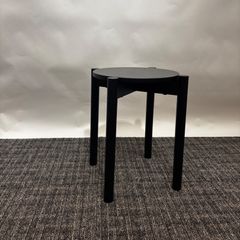 カリモクニュースタンダード キャストールスツールプラス／ブラック