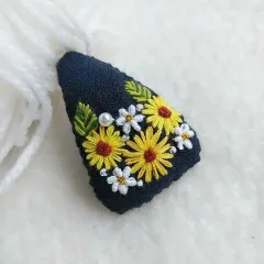 ひまわり刺繍5センチ三角パッチンピン☆ネイビー