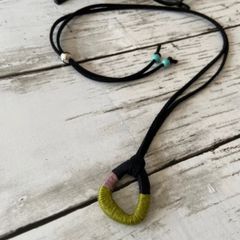 めがねホルダー　首掛けグラスホルダー　ネックレスペンダント　グリーン＋　ハンドメイド