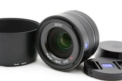 ■ほぼ新品■ Carl Zeiss Touit 1.8/32 Xマウント 32mm F1.8 APS-Cフォーマット専用