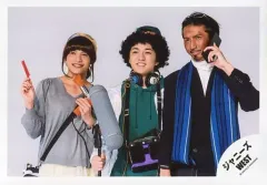 【中古】生写真(ジャニーズ) ジャニーズWEST/集合(3人)/横型・上半身・衣装グレー・緑・青・センター神山・中間右手くし・左手ドライヤー・背景白/アルバム「WESTV!」MV＆ジャケ写オフショット/公式生写真