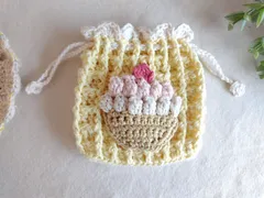 かぎ編み巾着袋　いちごのカップケーキ巾着　パステルイエロー