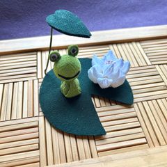 つまみ細工　カエル　蓮の花　蓮の葉っぱ　梅雨　季節の飾り　６月　７月　ハンドメイド