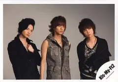 【中古】生写真(ジャニーズ) Kis-My-Ft2/北山宏光・藤ヶ谷太輔・玉森裕太/横型・センター藤ヶ谷・上半身・背景グレー/公式生写真