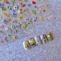 エンボス加工ひまわりネイルアートステッカー小さなデイジーリトルワイルドフラワーネイルアートステッカー自己粘着春夏赤黄青白花ネイルアートステッカーデカールデザイン女性女の子子供のためのネイルアート装飾（2シート）+多機能ネイルピンセット（1個）