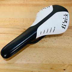 【良品】 フィジーク アンタレス R3 fizik ANTARES 白×黒 MANGANSE レール ロード サドル キズありですがキレイ！ 209g クリーニング済