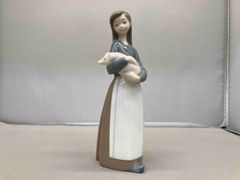 LLADRO リヤドロ 子羊を抱く少女 - メルカリ