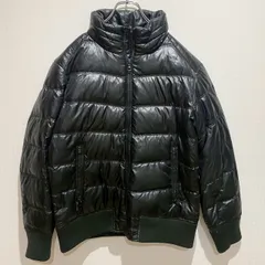 UNIQLO ユニクロ　メンズ　アウター　ダウンジャケット　ハーフコート　スタンドカラー　フルジップアップ　ジップポケット　両サイドポケット　無地　単色　ブラック　黒　ダウン80％　フェザー20％　シンプル　カジュアル　SU695h1125