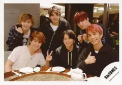 【中古】生写真(ジャニーズ) SixTONES/集合(6人)/横型・バストアップ・森本左手ピース・京本と田中右手親指立て・テーブル・食器/海外(台湾)オフショット/公式生写真