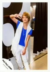 【中古】生写真(ジャニーズ) Hey! Say! JUMP/岡本圭人/全身(足見切れ)・衣装白青・右手指3本立て・体斜め/「真剣SUNSHINE」PV＆ジャケ/公式生写真