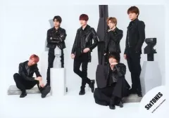 【中古】生写真(ジャニーズ) SixTONES/集合（6人）/横型・全身・衣装黒・田中と松村座り・高地腕組み・背景白/Johnnys’ ISLAND STORE グッズオフショット’20夏/公式生写真