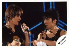 【中古】生写真(ジャニーズ) 関ジャニ∞/丸山隆平・村上信五/ライブフォト・横型・バストアップ・衣装黒・丸山顔右向き・左手マイク・村上顔左向き・左手指差し・タオル/公式生写真
