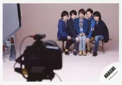 【中古】生写真(ジャニーズ) 嵐/集合(5人)/横型・座り・カメラ/公式生写真
