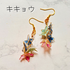まるで花束のよう♡ きらめく花びら 赤紫と紺色のききょうピアス　 ☘️イヤリングへの変更も可能です。ご希望の方はご購入前にコメントにてお知らせください☘️